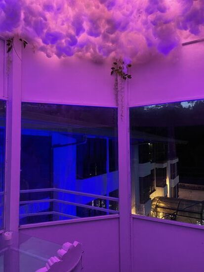 Der Wolkenhimmel im Leuchtturm wechselt ständig die Farbe