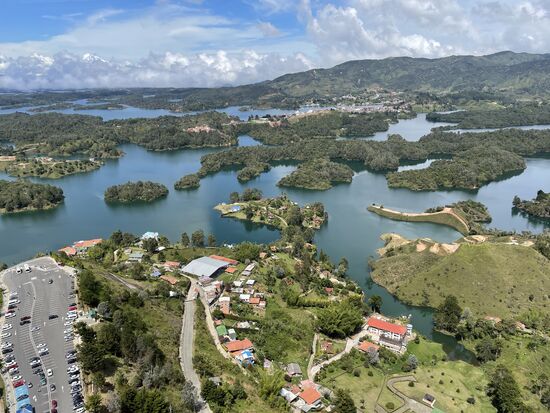 Weit unten, rechts mit dem langen roten Dach, das ist mein Hotel.