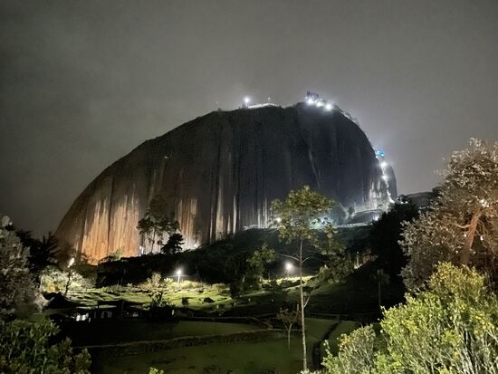 Beim Nachtessen unter all dem Glimmer schaue ich noch einmal hinauf zum Stein. Er ist dezent beleuchtet und ich fühle mich stolz, dass ich heute da oben war.