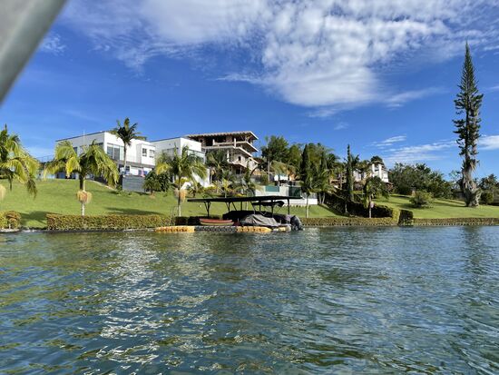 Die Villa gehört dem kolumbianischen Fussballstar James Rodriguez