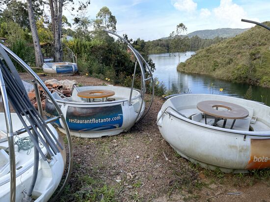 Das Projekt vom schwimmenden Restaurant wurde nicht weiterverfolgt. Jetzt verrotten die Tische...