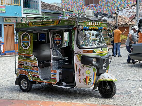 Auch die Mototaxis sind hier abenteuerlich farbig.