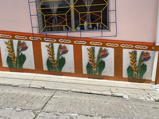 Zocalos heissen diese farbig gestalteten Häusersockel, die an jedem Haus wieder ganz anders aussehen und trotzdem ein einheitliches Bild des Ortes gestalten.