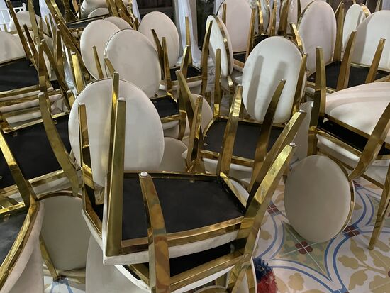 Für Sonntag hat man die Stühle mit den goldenen Beinen aus dem Lager geholt.