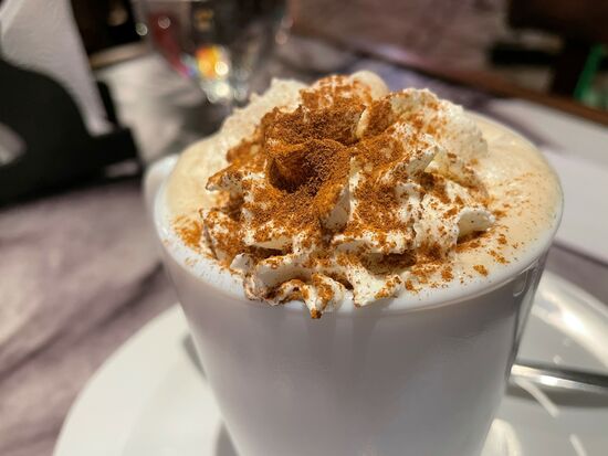 und einen Desser-Cappuccino