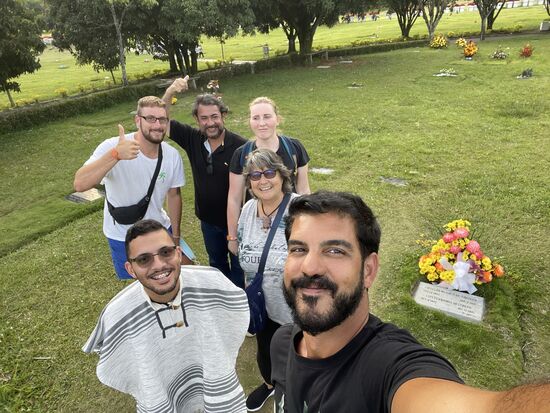 Unsere Gruppe am Grab von Griselda Blanco, einer der unbarmherzigsten Führerinnen des Medellin-Kartells.