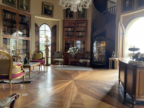 Die Bibliothek im Turmzimmer