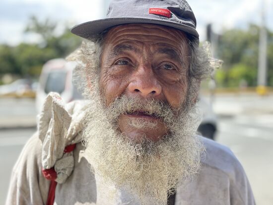Alberto ist Kolumbianer aus den Bergen, lebt auf der Strasse in Medellin