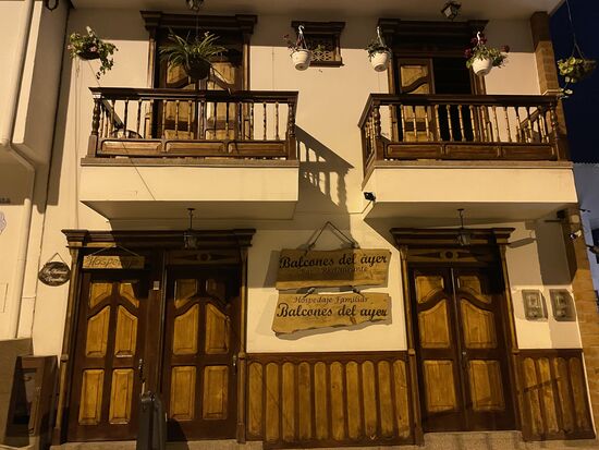 Der weisse Punkt zwischen den beiden Türen ist die Klingel.