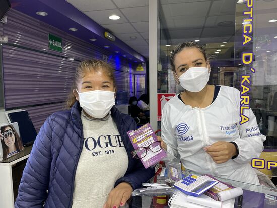 Karla, die junge Optikerin mit Jesus Maria, ihrer Mutter, die ihr im Laden hilft.
Opticas d'Karla, Jr Rufino Torrico No 555, Lima