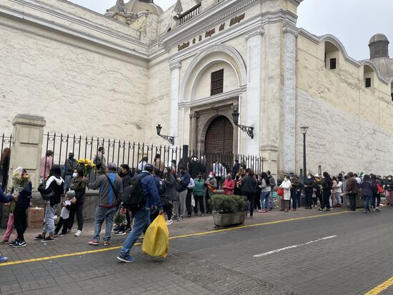 Einen ganzen Block lang ist die Menschenschlange, die vor der Kirche wartet. Die meisten mit gebührendem Abstand.