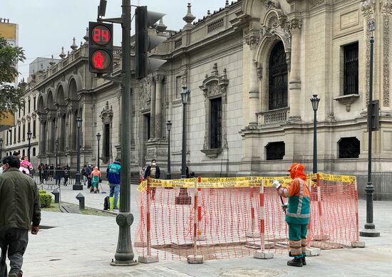 Die Ampeln sind unentwegt in Betrieb, auch wenn weit und breit kein Auto rund um den abgeriegelten Platz zu sehen ist.