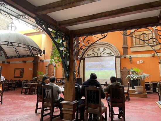 Die vier haben es sich gemütlich gemacht und schlemmen zusammen beim Fussball schauen.