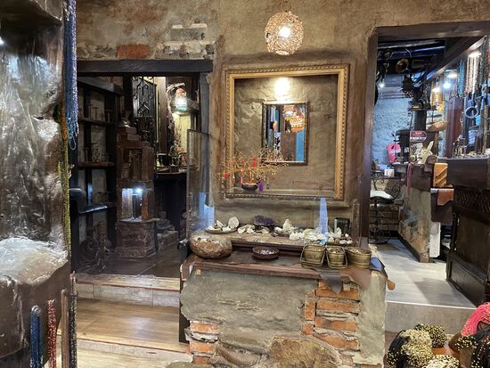 ein kleiner fantastischer Schmuckladen mit Steinen und farbigen Perlen. Alles selber gemacht, versichert mir die Besitzerin.