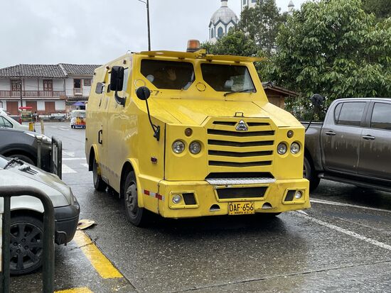 Vor der Bank hält ein Geldtransporter