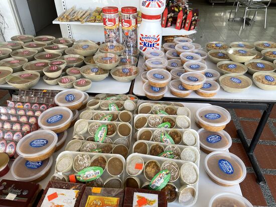 Es werden vor allem Süssigkeiten angeboten.