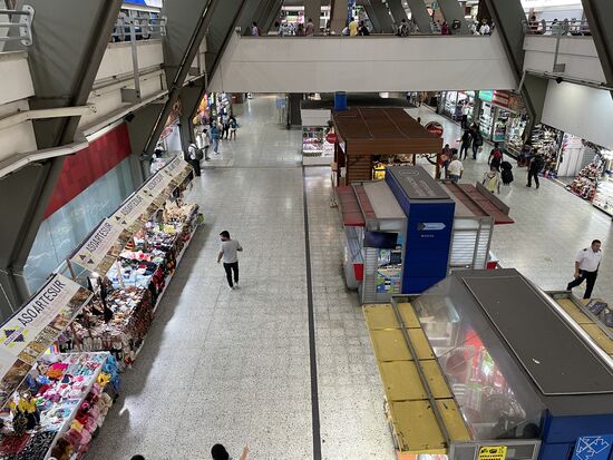 Der Terminal ist gleichzeitig ein grosses Einkaufszentrum