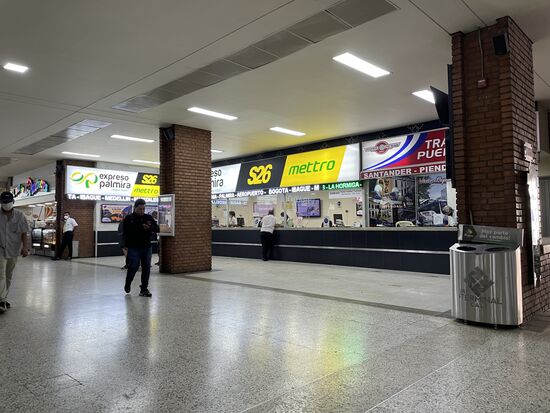 Verschiedene Busbetriebe haben hier ihre Schalter und verkaufen Tickets für Fahrten durch das ganze Land.