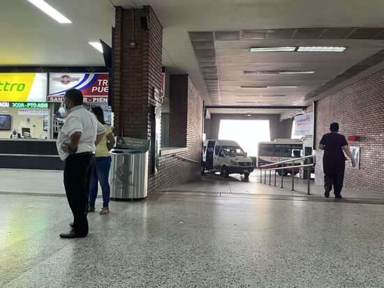 links der Chauffeur, geradeaus der Bus...