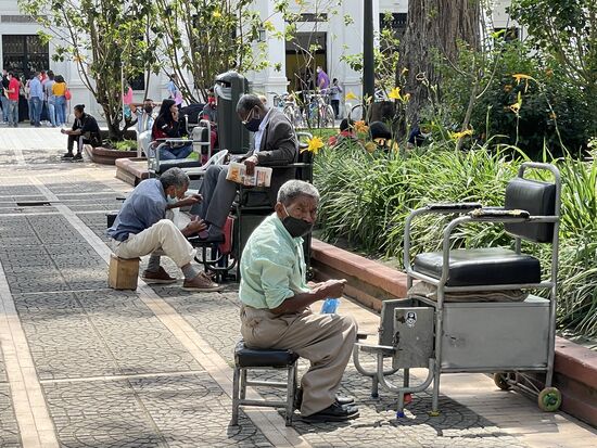 Die Schuheputzer warten auf Kundschaft