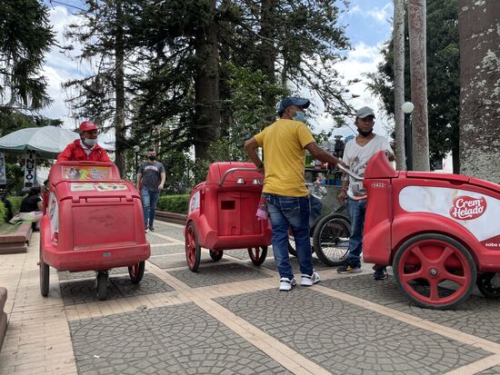 Die Eiscremeverkäufer versuchen ihre Verkaufswägelchen im Schatten zu behalten.