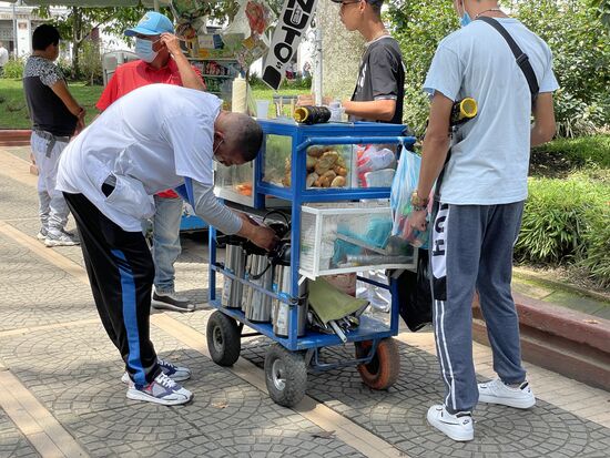 Hier gibt es Brötchen und Kaffee...