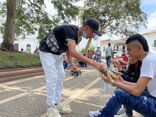 Er verkauft Armbändchen...