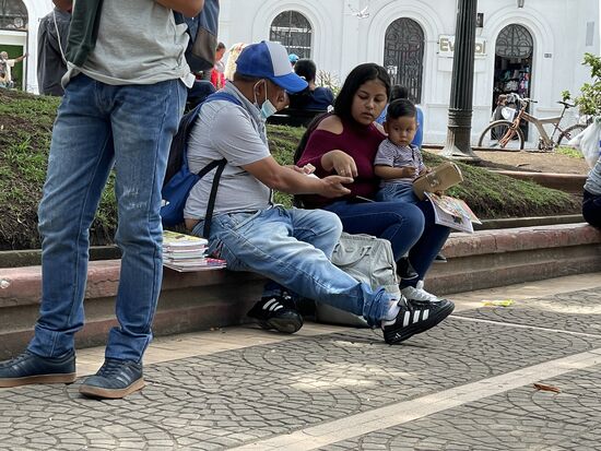 ... und er hat Lernbücher im Angebot. Alphabet und Zahlen zum Lernen und ausmalen.