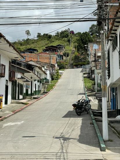 Weit hinten kann ich eine lange Treppe erkennen - aber ich mag jetzt nicht.