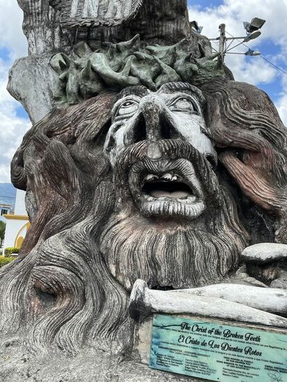 Christus mit den schlechten Zähnen. Was sich Leute alles einfallen lassen, um für eine Heilung zu danken. Die Betonskulptur hat bestimmt mehr gekostet, als die Zahnarztrechnung.