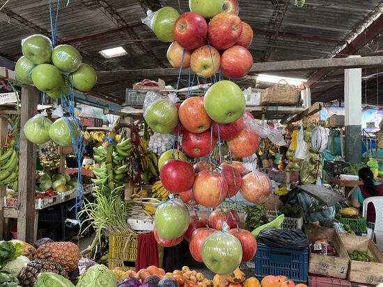 Exotische Früchte, wie Äpfel werden pro Stück verkauft