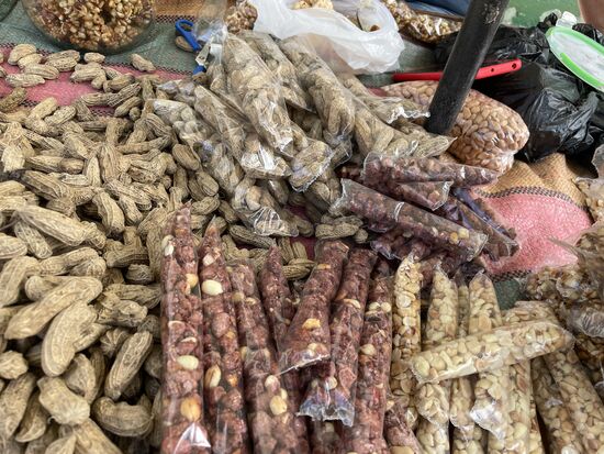 Erdnüsse werden überall verkauft. frisch, geröstet, gesalzen.