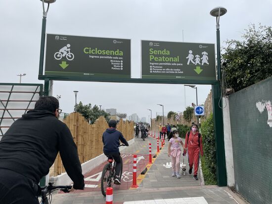 Fahr- und Gehweg schän getrennt.