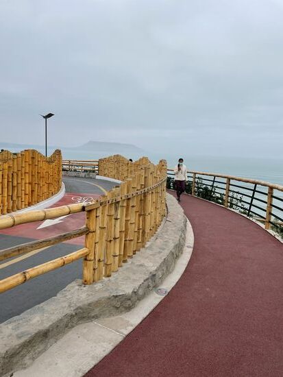 Tartanbelag für Fussgänger - und immer mit Aussicht.