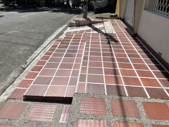 Es ist besser, wenn man beim Gehen auf den Boden achtet. Überall lauern Unebenheiten und Stufen. Man läuft hier kaum je 10 Meter auf ebener Fläche.