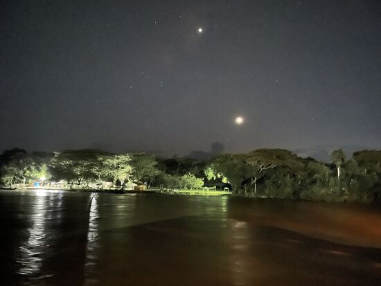 Um mit meiner Kamera den Mond richtig aufzunehmen, muss ich wohl noch etwas üben. Er liegt nur als Sichel über dem Wasser.