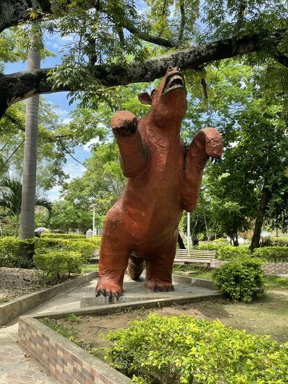 ein Megatarium, ein Riesentaultier als Symbol von Villavieja, dahinter eine Ceiba