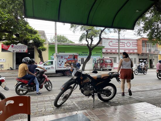 Alltagsleben vor der kleinen Bäckeriei