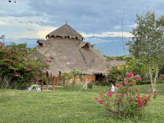 Die Hotelanlage liegt in einer schönen Parklandschaft