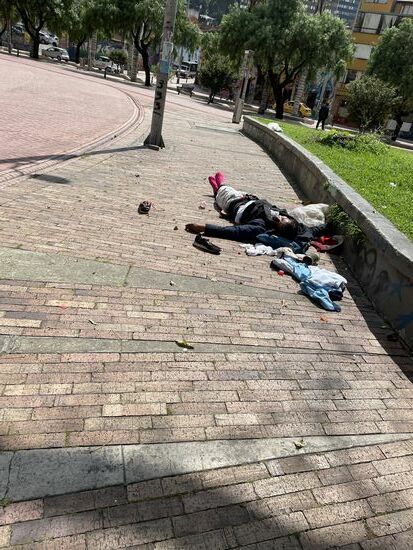 Obdachloser. Man findet sie auf der Strasse, in Parks. Öffentlich oder versteckt.