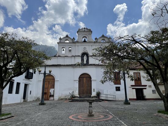 Eine alte koloniale Kirche