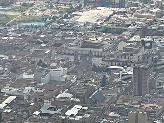 knapp zu erkennen: die Kathedrale mit der Plaza de Bolivar - mein nächstes Ziel