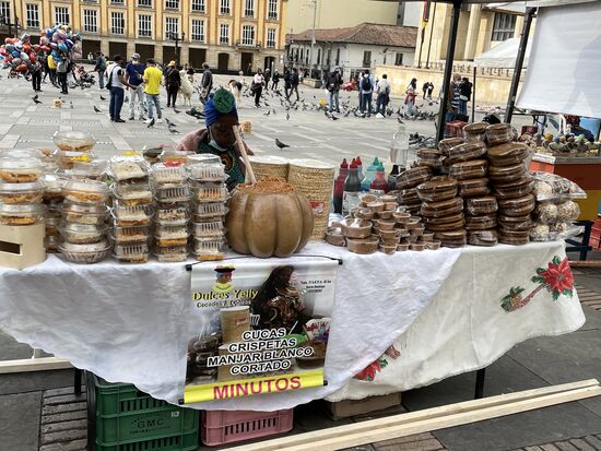 Zuckerpasten mit verschiedenen Aromen und süsse Kuchen von der Karibikküste