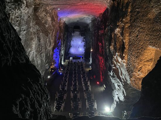 Da unten ist für ein grosses Bankett aufgetischt