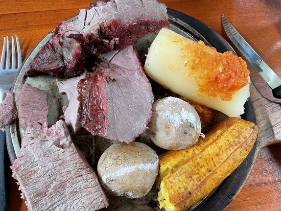 Rindfleisch vom Spiess, Kartoffeln, Yucca und gebratene Banane.