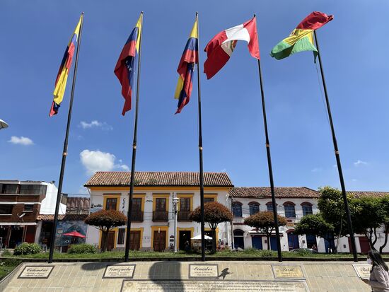 Die Unabhängigkeit der südamerikanischen Staaten ist noch gar nicht so alt:
Kolumbien 1819 / Venezuela 1830 / Ecuador 1830 / Peru  1821 / Bolivien 1825