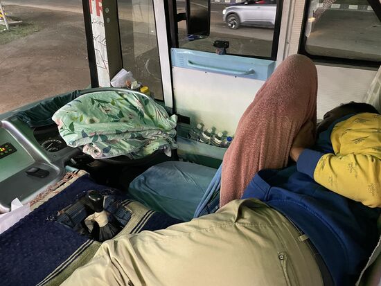 nicht der bequemste Schlafplatz, direkt hinter dem Chauffeur