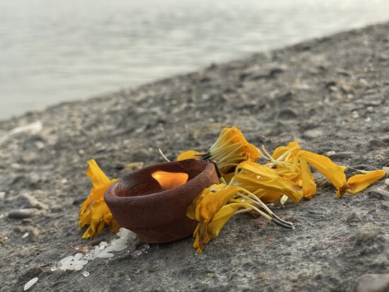 Frische Blumen und kleine Oellämpchen zeigen, dass vor kurzem jemand hier war.