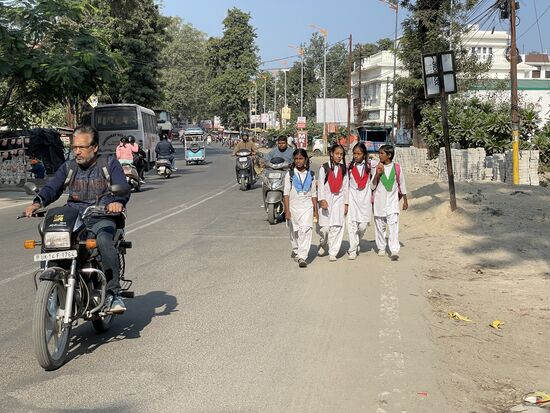 Schulkinder in ihren Schuluniformen