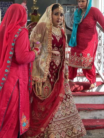 und die Braut beim Verlassen des Tempels.